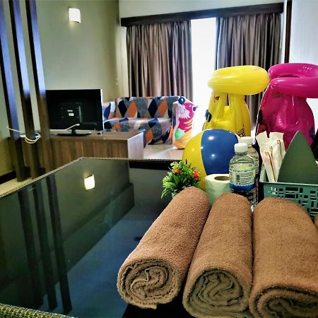B - Lagoon Water Themepark Suite Melaka Town Extérieur photo