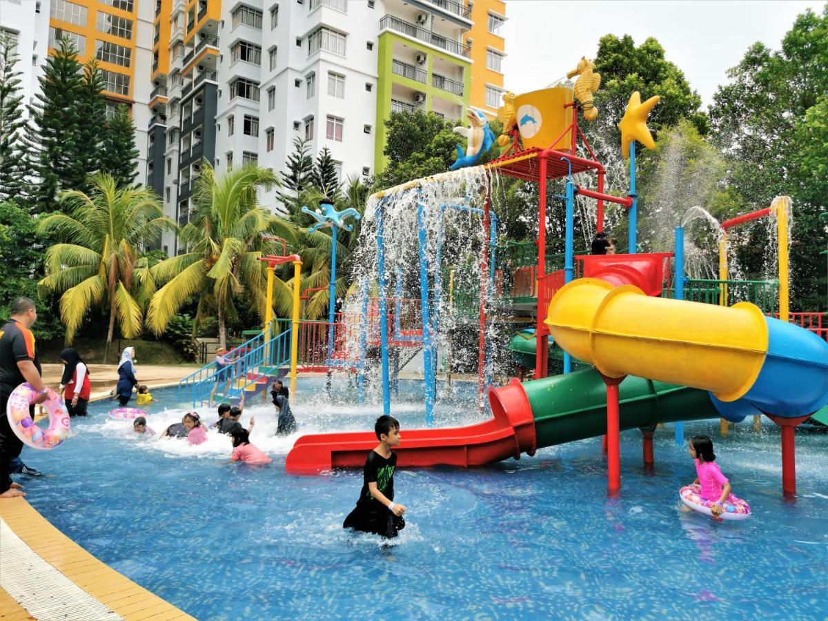 B - Lagoon Water Themepark Suite Melaka Town Extérieur photo