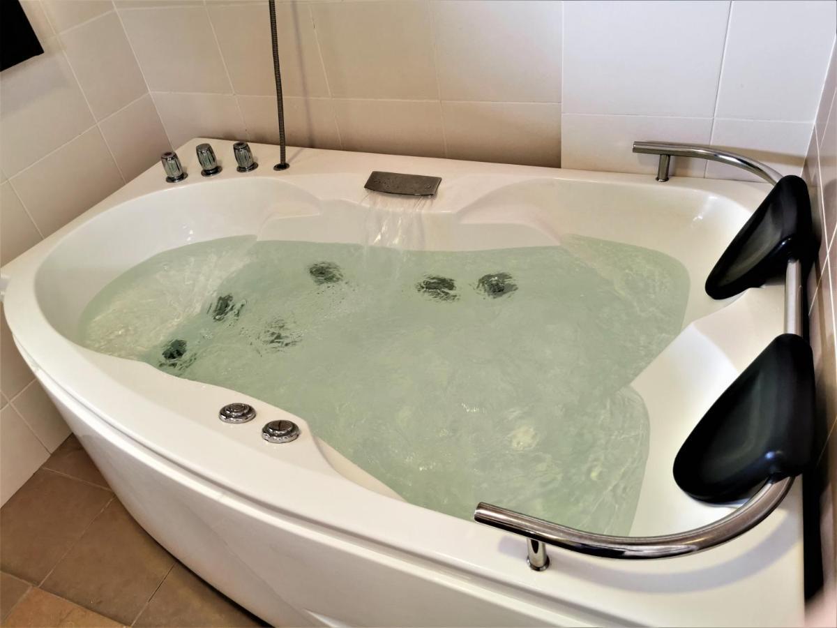 B - Lagoon Water Themepark Suite Melaka Town Extérieur photo