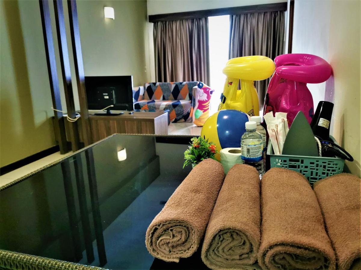 B - Lagoon Water Themepark Suite Melaka Town Extérieur photo